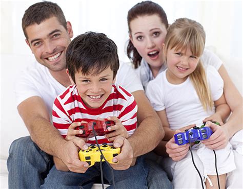 Niño jugando videojuegos vector gratuito. Esta Navidad, enseña a tus hijos a hacer un uso responsable de los videojuegos