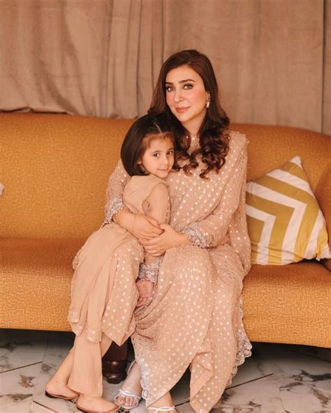 Aisha Khan S Adorable New Clicks With Daughter Mahnoor Reviewit Pk