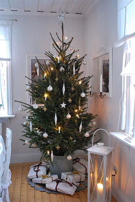 Modern fall master bedroom decorating. A Minimalist Christmas Decorations Ideas | Украшение дома ...