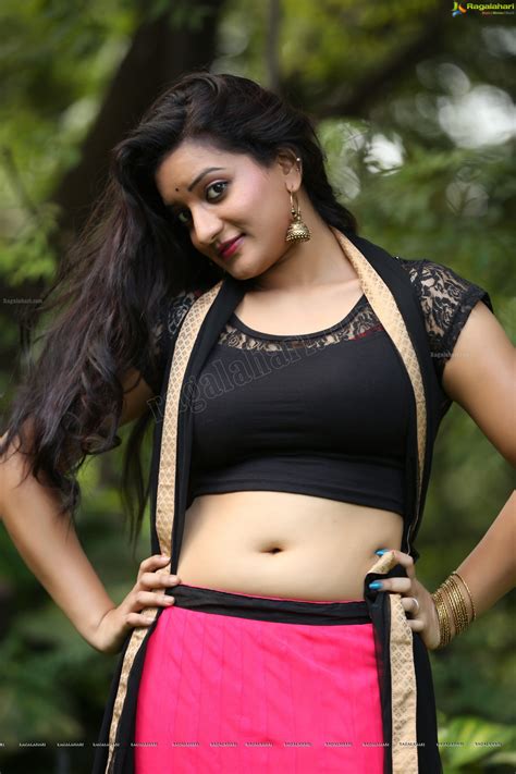 Photos of navel show by south indian actresses. Janani Spicy Hot actress hot saree hot navel hot cleavage ...