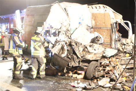 Horror Unfall Auf Autobahn Transporter Rast Auf A An Stauende In