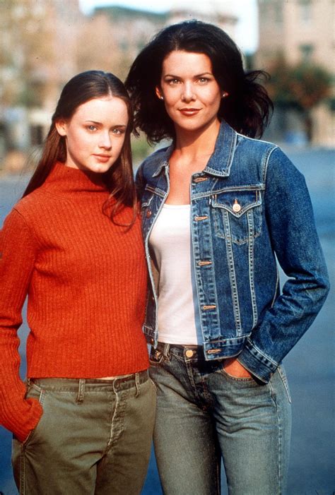 Gilmore Girls Why Lauren Graham Often Had Her Arm Around Alexis