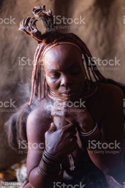 Photo Libre De Droit De Himba Femme Prenant Un Bain De Fumée Dans Sa