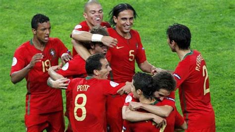 Tvp, podobnie jak niemalże cała polska, pogrążyła się w żałobie po śmierci jednej z największych gwiazd. Dla kogo Euro 2012? Typują nasi komentatorzy!