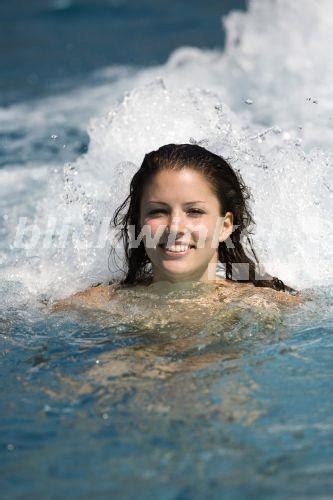 Blickwinkel Junge Frau Im Schwimmbad Young Woman In
