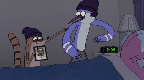 Image S5e20041 Rigby Showing Kid Benson Photo To Mordecaipng Regular Show Wiki Fandom