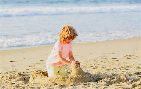 Niño Jugando En La Playa En Vacaciones De Verano Niños Construyendo Un