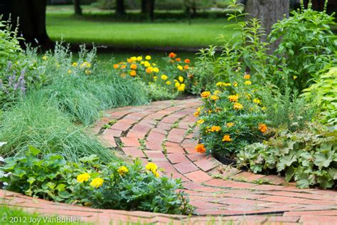 Pour former un chemin de briques, décaissez d'abord la surface à une profondeur de 18 cm en plus de l'épaisseur de la brique choisie. Allée en brique épousant le relief du jardin (Allées de ...