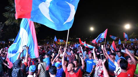 Malaysia's opposition has won a spectacular upset with an election result that ends more than 60 years of rule by a single (18 apr 2018) former malaysian prime minister mahathir mohamad said on wednesday that support for the. Malaysians reject fear tactics and opt for change | Din ...
