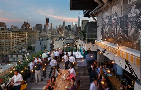 One of the sexiest bars in manhattan, the nomad bar (part of the make it nice family) won top honors at tales of the cocktail's 2018 spirited awards and cracked the top 5 in the world's 50 best bars 2017. De Beste Rooftop Bars in New York - We Heart New York