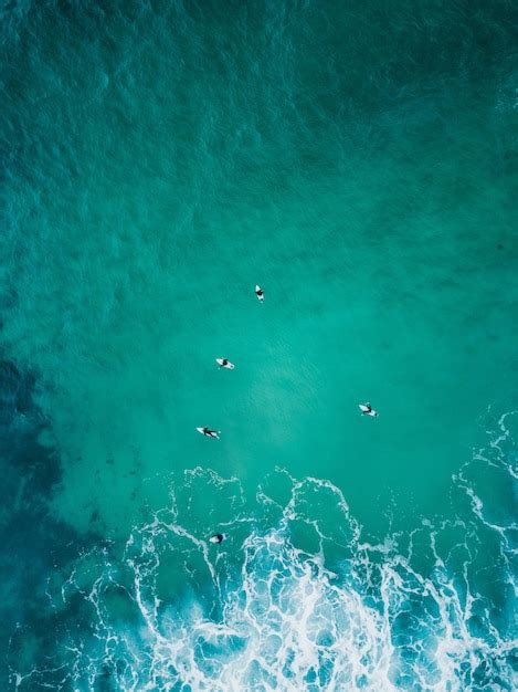 Bela foto aérea das ondas do mar de cima com vista aérea papel de