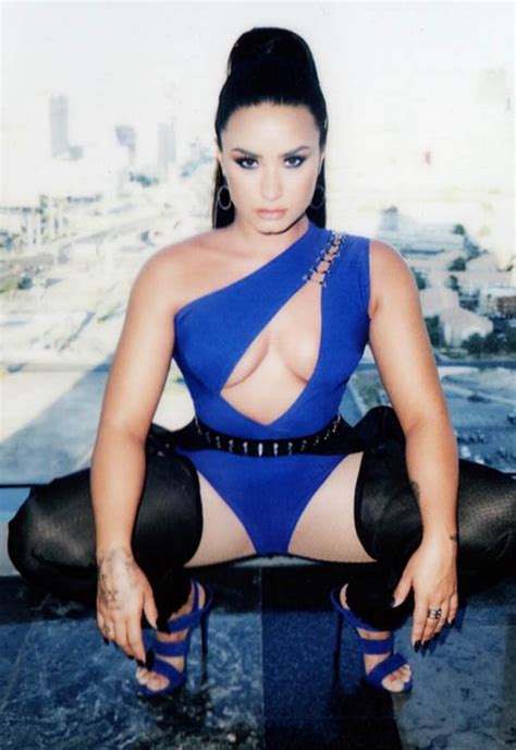 Demi Lovato Vma Outfit Sexy Instagram Pics See Her Go Braless Daily Star