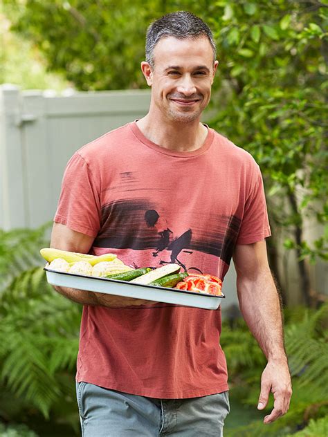He's married to actress sarah michelle gellar. Freddie Prinze Jr loves to cook - acrazylady's world