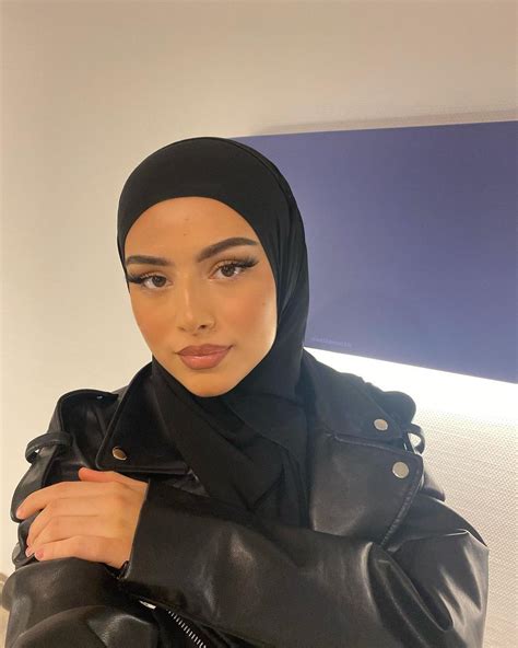 Effortless On Instagram “selfie ‘s Haben Meine Liebe 🖤🫂” Hijab Fashionista Hijabi Fashion