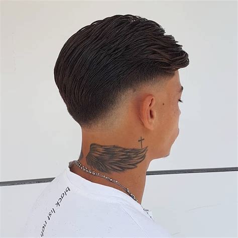 Round faced men are defined by equal widths and lengths, and guys who have round face shapes do not have especially angular faces. Best Slope Haircut Men's Raund Face Shep / 40 Best ...