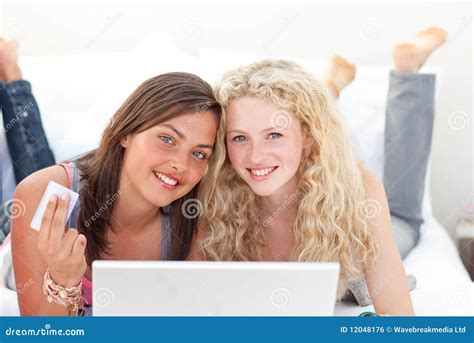 De Meisjes Die Van De Tiener Online In Een Slaapkamer Winkelen Stock Foto Image Of Kaart
