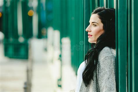 Portret Van Een Mooie Volwassen Brunette Vrouw Op Straat Die Kijkt Met Een Zijspoor Stock