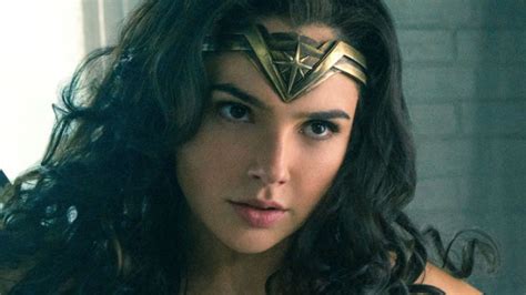 Wonder Woman 1984 Sdcc Footage Diana Fights In A Mall