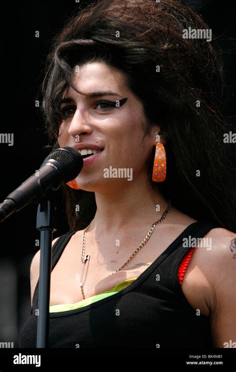 Amy Winehouse Performing In Concert Stock Photo Alamy