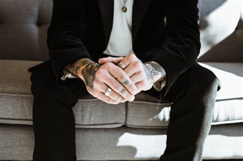 Fotos Gratis Mano Hombre Traje Masculino Dedo Tatuaje Sentado