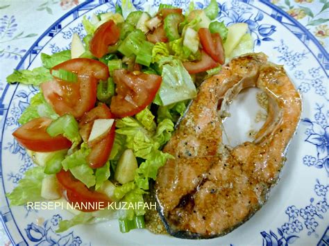 This salmon avocado salad is a healthy salad recipe that's big on nutrients and flavor. RESEPI NENNIE KHUZAIFAH: Salmon grill & salad