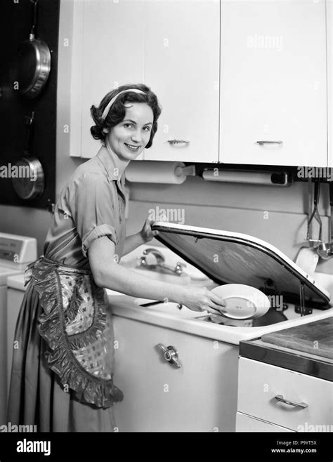 1950er Jahre 1960er Lächelnd Hausfrau Laden GeschirrspÜler Bei Kamera