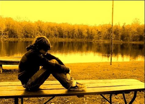 Lelaki berkenaan bukan sahaja makan keseorangan, malah gambar tersebut juga menunjukkan hanya kerana dia makan seorang bukan bermakna dia kesepian. Gambar Lelaki Kesepian - Kesendirian Stok Foto Kesendirian Gambar Bebas Royalti Depositphotos ...