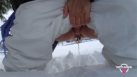 Amante Del Anillo Del Pezón Meando Al Aire Libre En La Nieve Mostrando Enormes Pezones