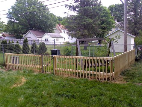 Chicken wire typically is used for outdoor livestock containment and protection from predators. DIY garden fence ideas, cheap, decoration, easy, privacy ...