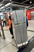 男女博懵搬雪櫃搭港鐵 職員月台截停下令離開車站 - 新浪香港