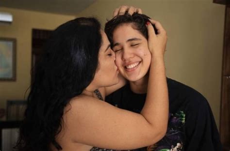 Mãe Faz Post Emocionante Sobre A Aceitação De Seu Filho Transgênero Emais Estadão