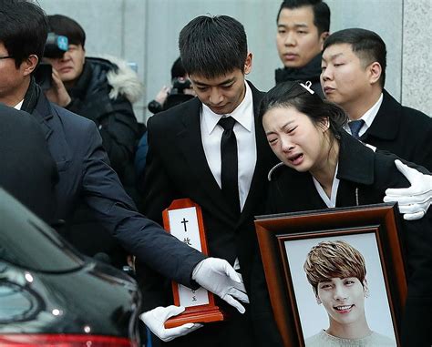 K Pop Star Jonghyuns Funeral Held Amid Scene Of Sorrow