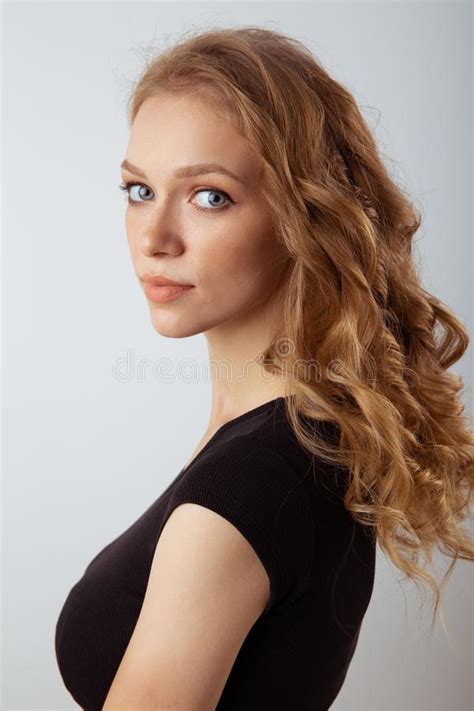 Retrato De Una Linda Mujer De Cabello Rizado Con El Vestido Negro