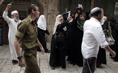 Israel Outlaws Muslim Civilian Guards At Jerusalems Al Aqsa Mosque The Washington Post