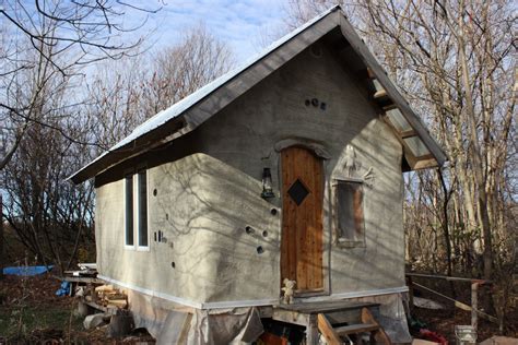 About 10′ away is their other straw bale cabin which serves as their bedroom and bathroom. Load bearing straw bale cabin | The Sustainable Home