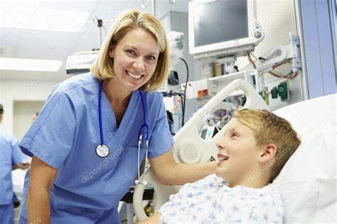 Boy Talking To Female Nurse In Emergency Room — Stock Photo
