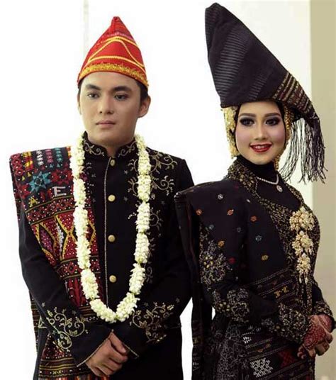 Karena mempunyai beragam jenis pakaian adat, provinsi jawa barat kemudian membuat berikut ini adalah gambar dari pakaian resmi tersebut. Pakaian Adat Sumatera Utara dan Penjelasannya Lengkap Gambar
