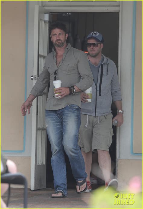 gerard butler scopes out surf gear after kissing session with mystery girl photo 3169575