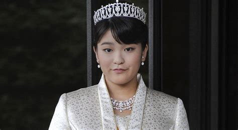 Princess Mako Of Japan Giving Up Her Royal Title Popsugar Celebrity