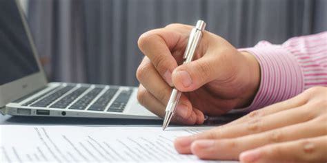 Su propósito es informar, no emite opiniones, juicios e interpretaciones. Resumen: qué es, tipos, características, cómo hacer uno