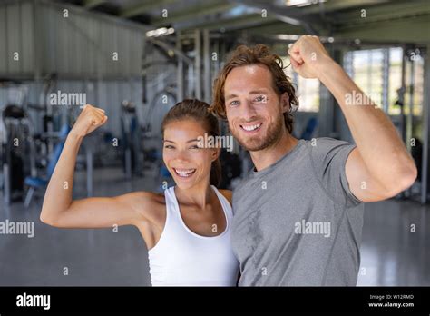 Fitness Young Woman Showing Biceps Fotos Und Bildmaterial In Hoher Auflösung Seite 2 Alamy