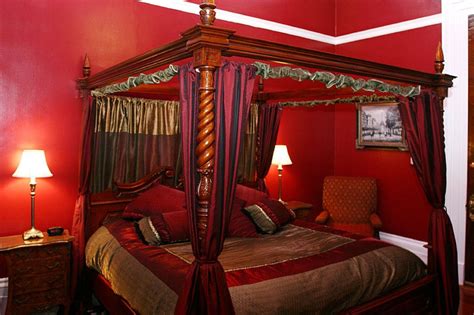 27 bedroom colors that'll make you wake up happier in 2021. Romantic Bedroom Ideas For Couples | Bedroom red, Red ...
