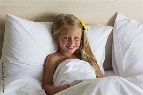Smiling Girl In Bed Early In The Morning In The Bedroom Photo Libre De Droits Sur La Banque D