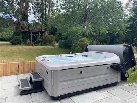 Jacuzzi®j 495™ Hot Tub Oyster Pools And Hot Tubs Wales