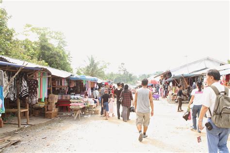 Selain itu, ia turut menyenaraikan tempat makan sedap. My Life Start Here: Tempat-Tempat Menarik Di Kuching