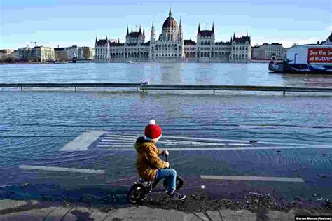 Budapest Braces For Danube Flooding