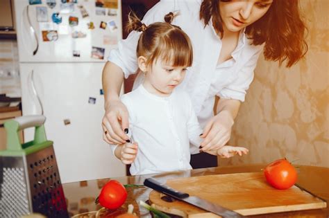 Maman Et Sa Fille Cuisinent Des Légumes à La Maison Dans La Cuisine Photo Gratuite