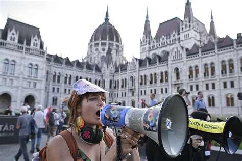 “kösz Orbán” Feliratú óriásplakátok Lepik El Az Országot A Hét