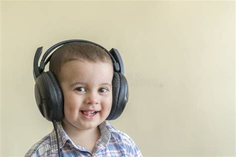 Música Que Escucha Del Bebé Lindo En Los Auriculares Foto De Archivo