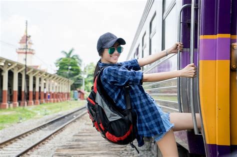 Hermosa Joven Asiática Que Viaja Sola En La Estación De Tren Foto Premium